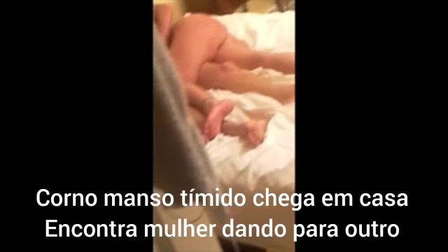 Corno manso tímido chegando em casa